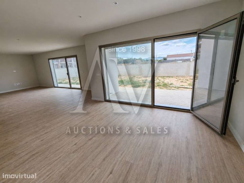 MORADIA V3+1 || Batalha || 294,50 m2 de construção-42
