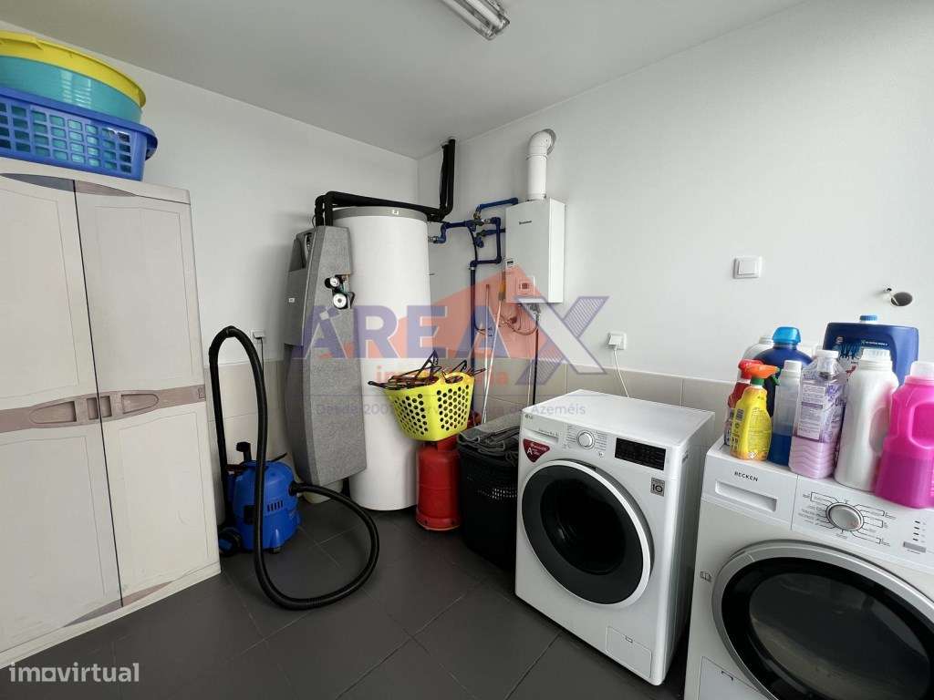 Moradia T4 de Arquitetura Moderna | Excelente Estado-7