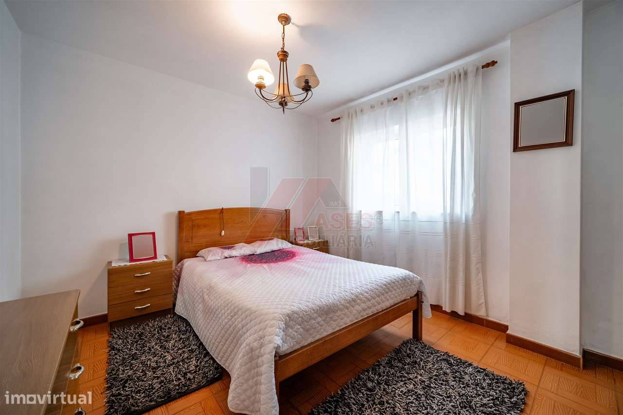 Moradia Espaçosa com 3 Habitações Independentes, Garagens e Terreno –-31
