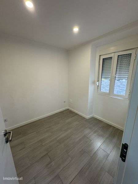 Apartamento T2 com quintal todo remodelado Bairro Novo Seixal - Grande imagem: 3/11