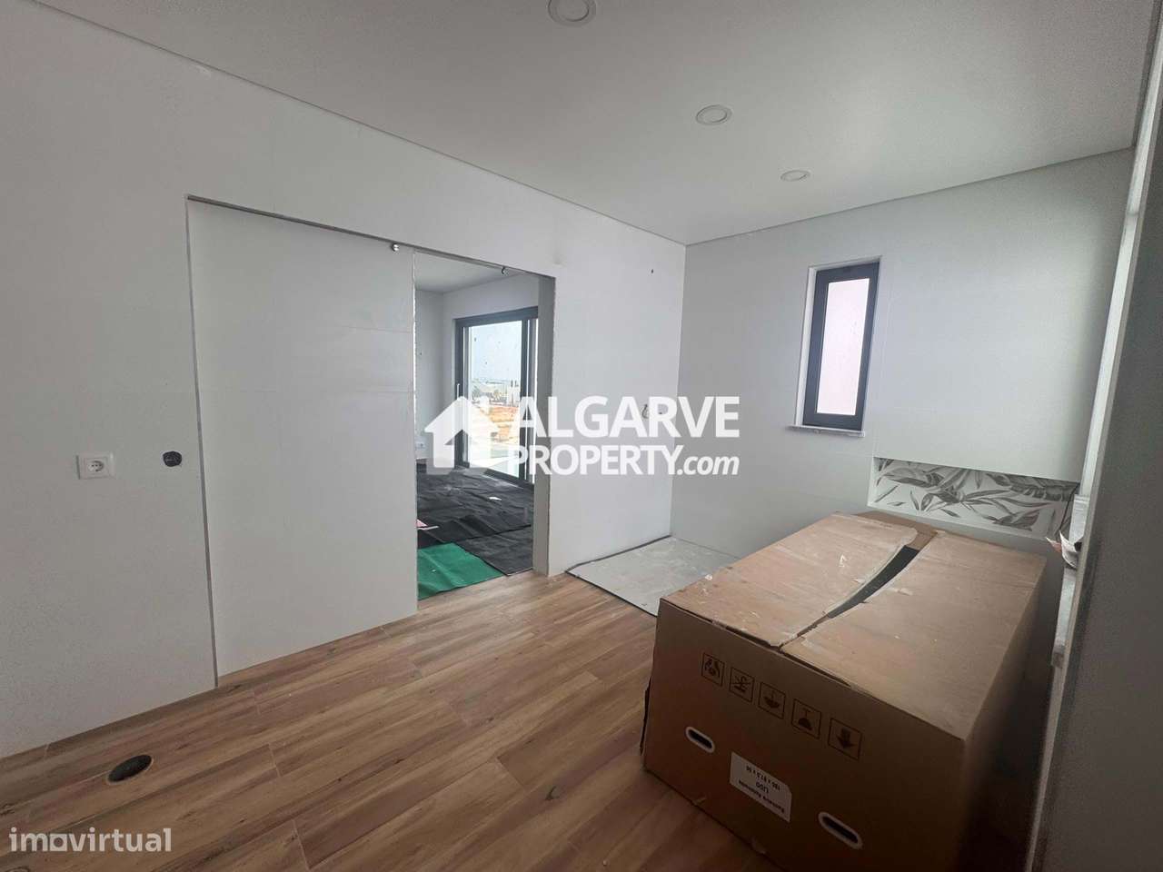 Moradia de Luxo T4 com Piscina e Vista Mar na Guia, Algarve-8