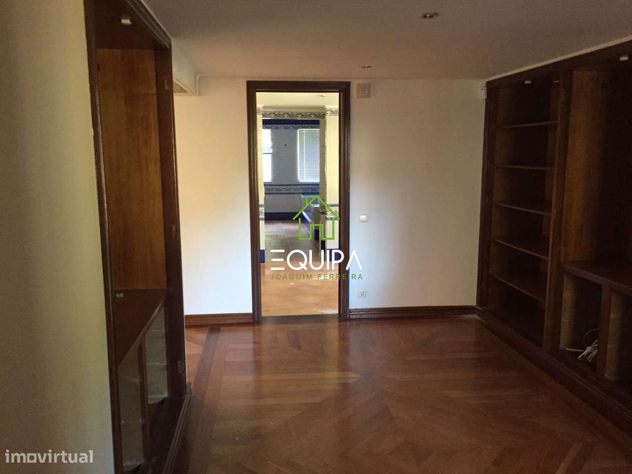 Moradia isolada T-7, na estrada nacional 117, em Belas, concelho de Si-16