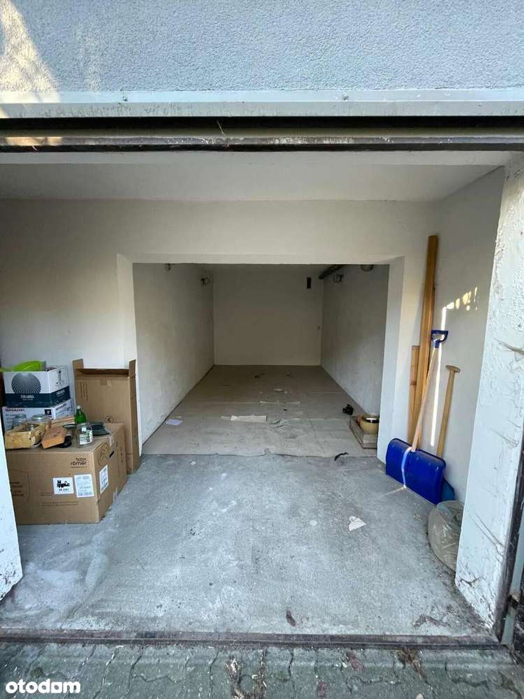 Garaż w bryle budynku, Szwederowo