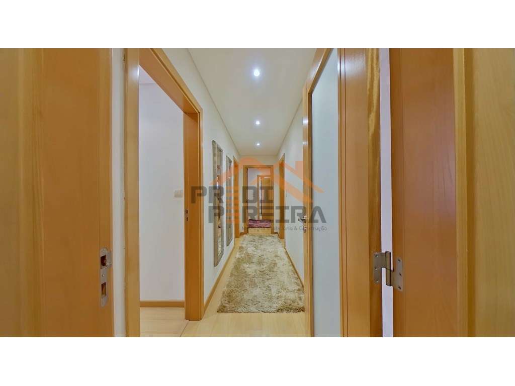 Situado na Urb. Colinas do Cruzeiro, T3 com três varandas e box par...-8