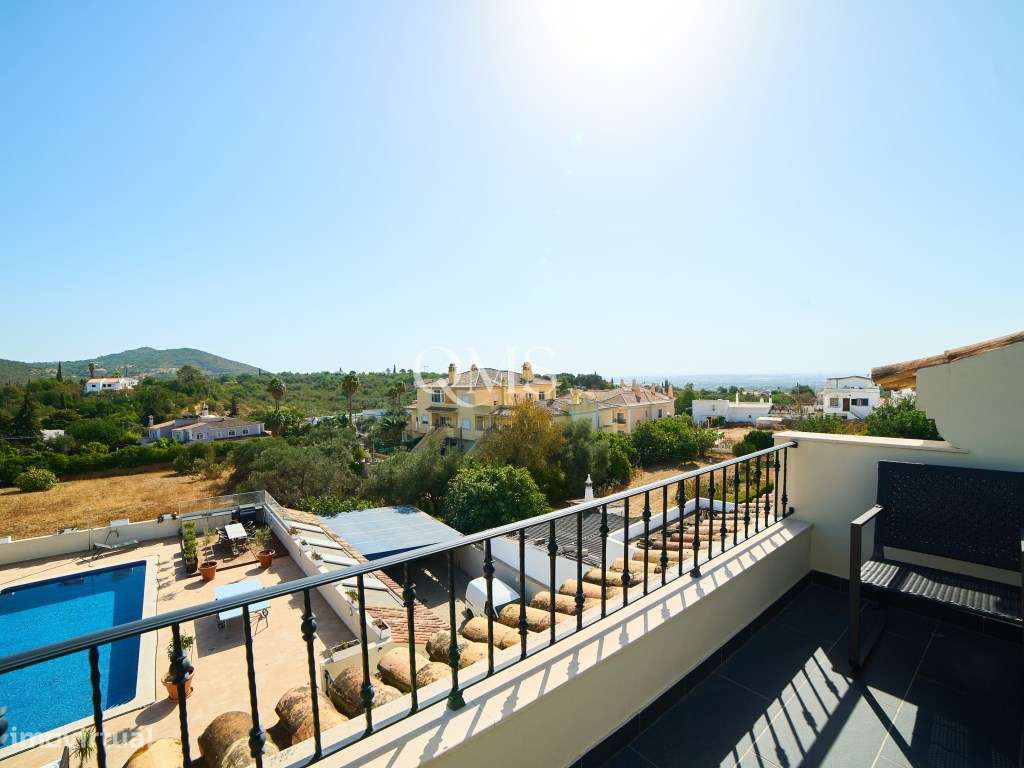 Duplex contemporâneo de três níveis em Santa Bárbara de Nexe, Algarve-0