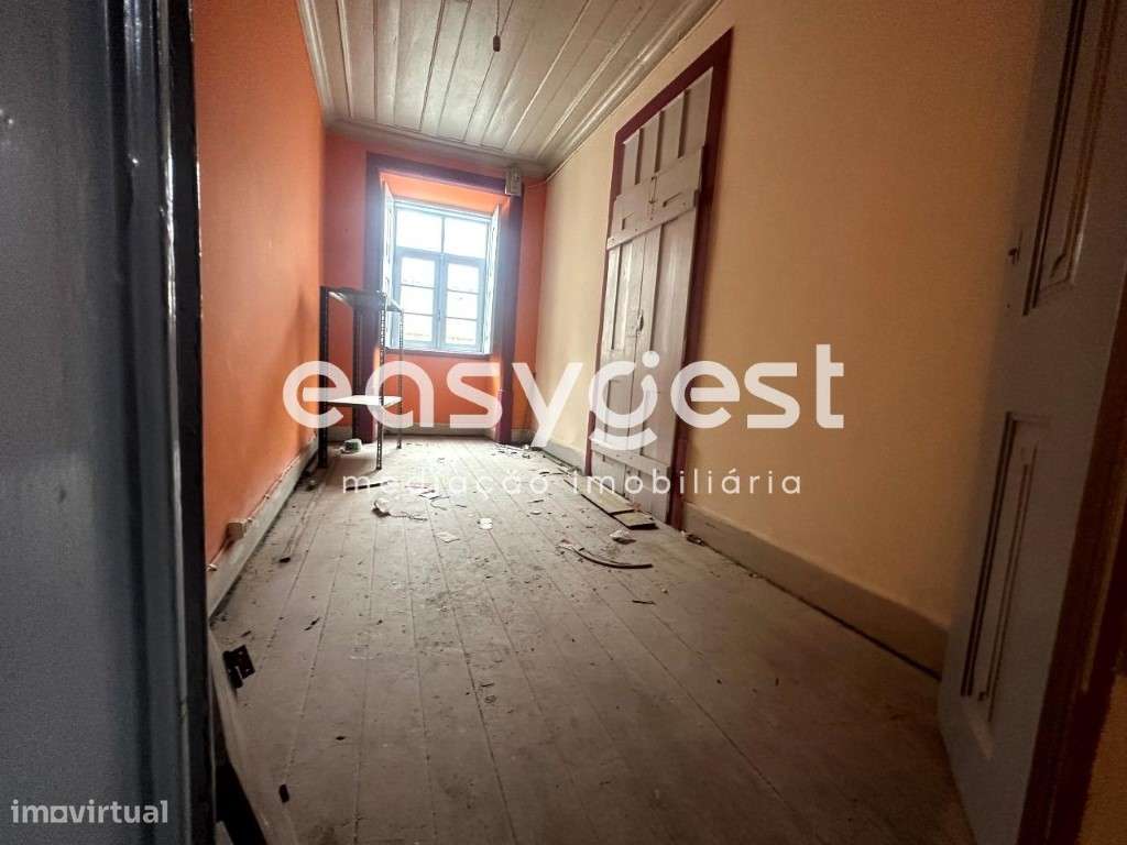 Prédio para remodelar, junto à praça do comércio em Coimbra - Grande imagem: 4/14