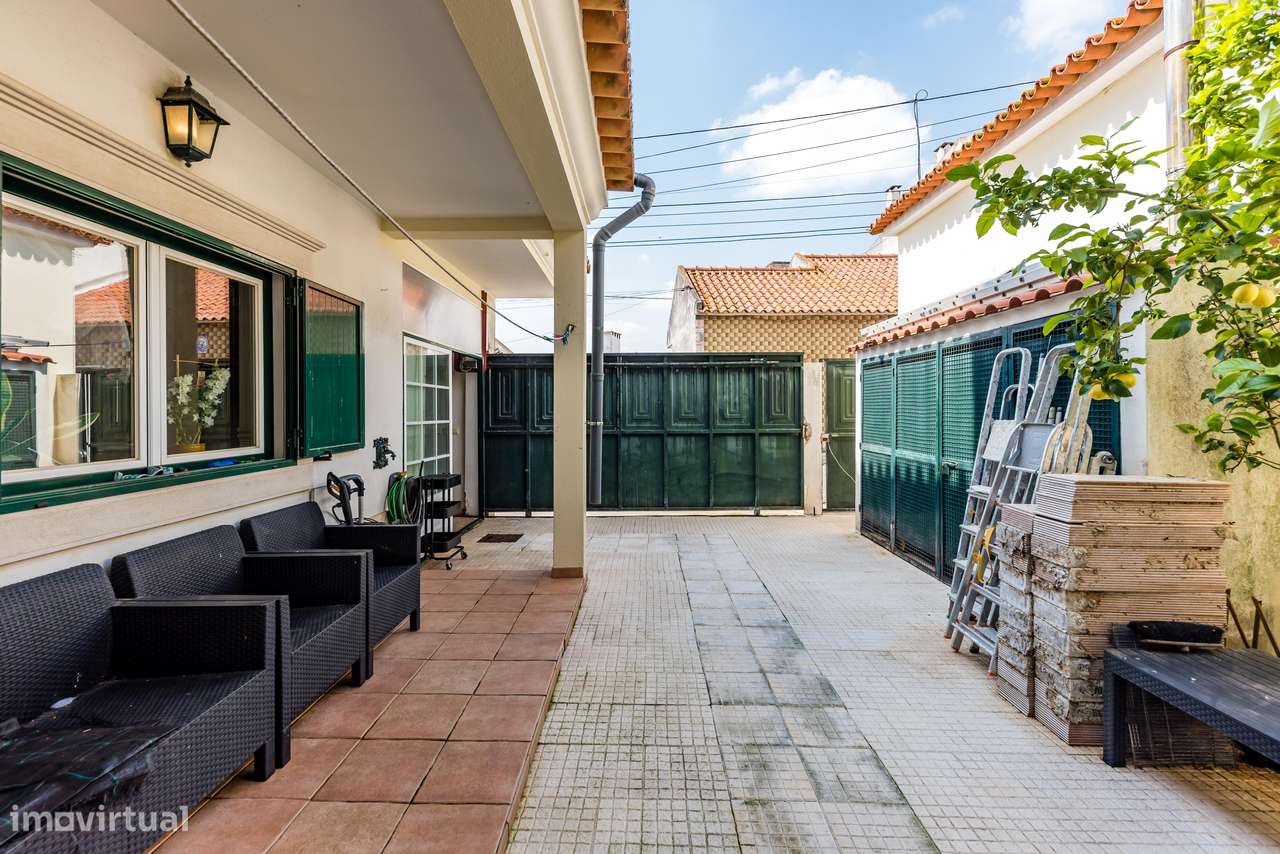 Moradia T4 | áreas generosas | espaço exterior | sótão-33