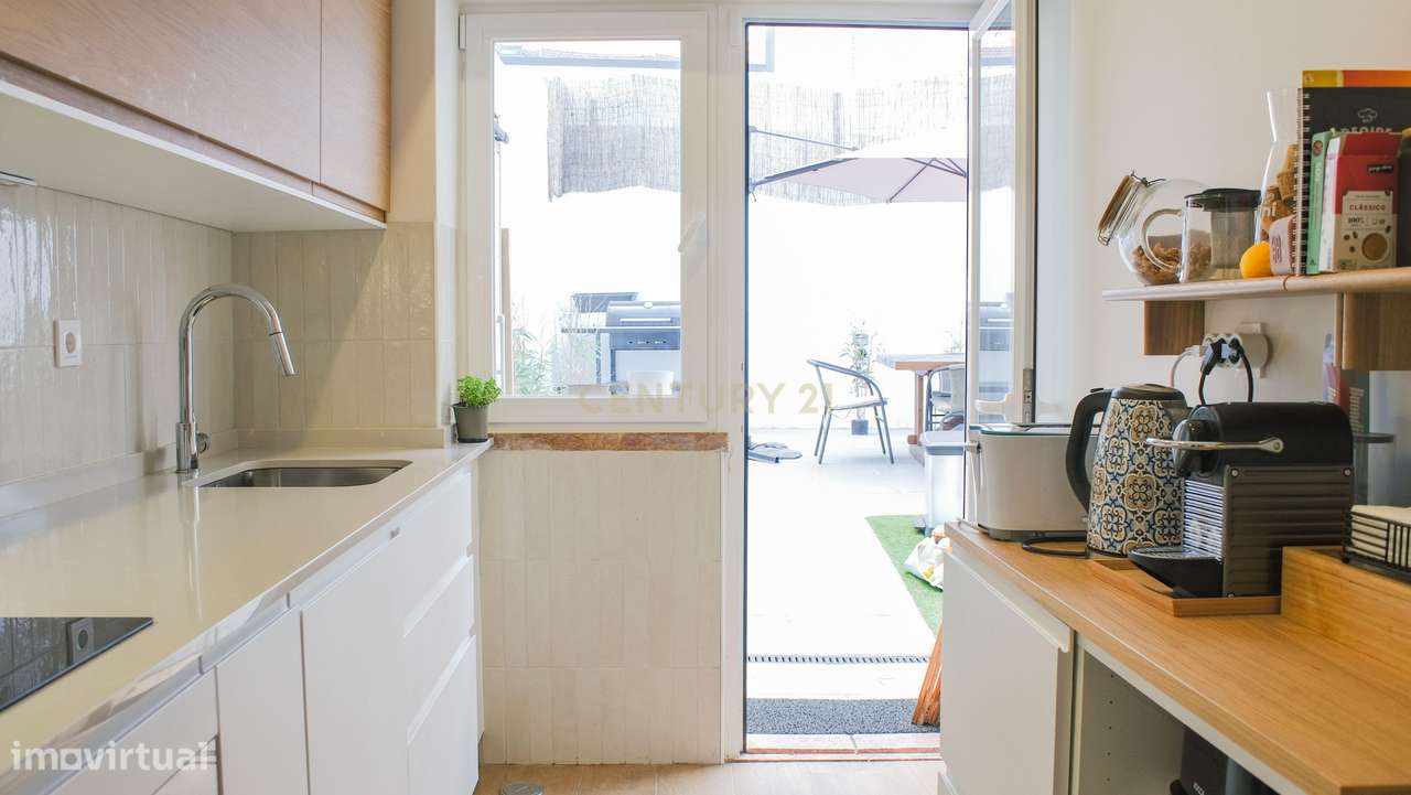Apartamento T2 Renovado com Logradouro de 80m² no Centro de Almada-12