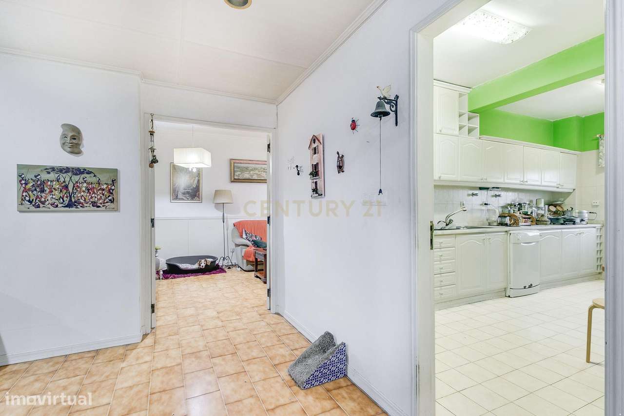 Espaçoso apartamento T4 transformado em T3-28