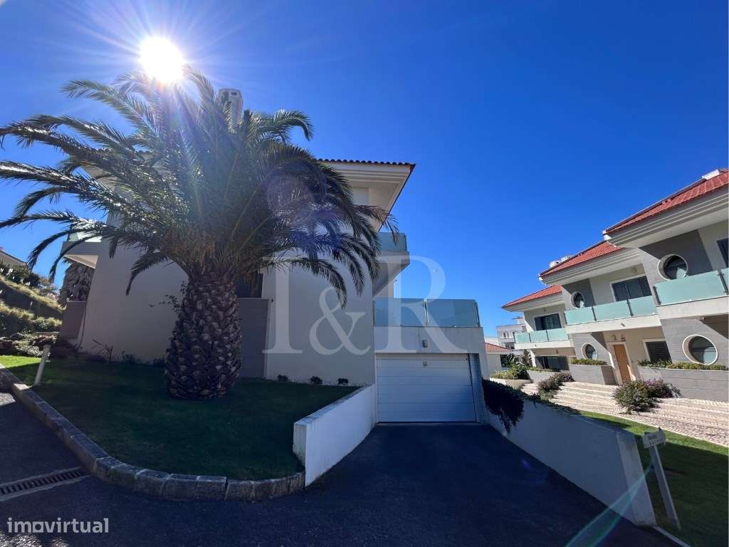 Moradia T3 renovada em condomínio com piscina no Estoril-52