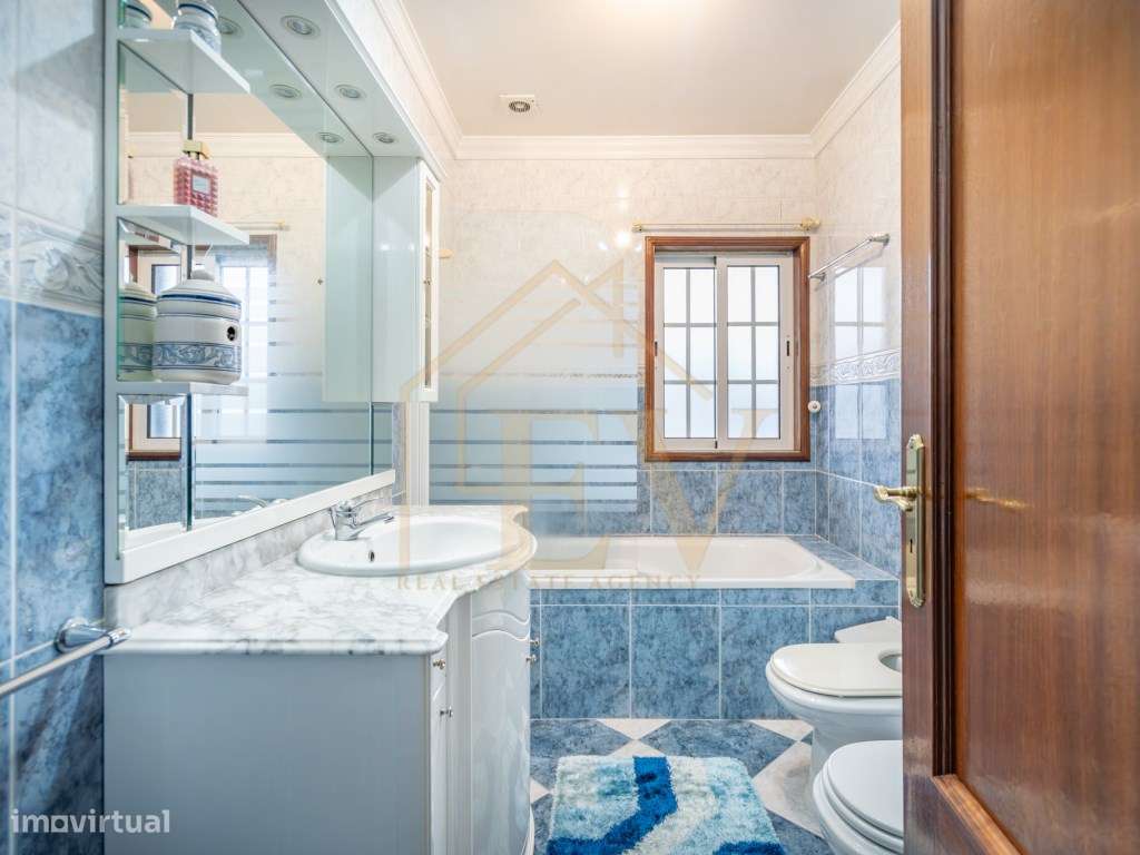 Moradia T4 em Aldão-34