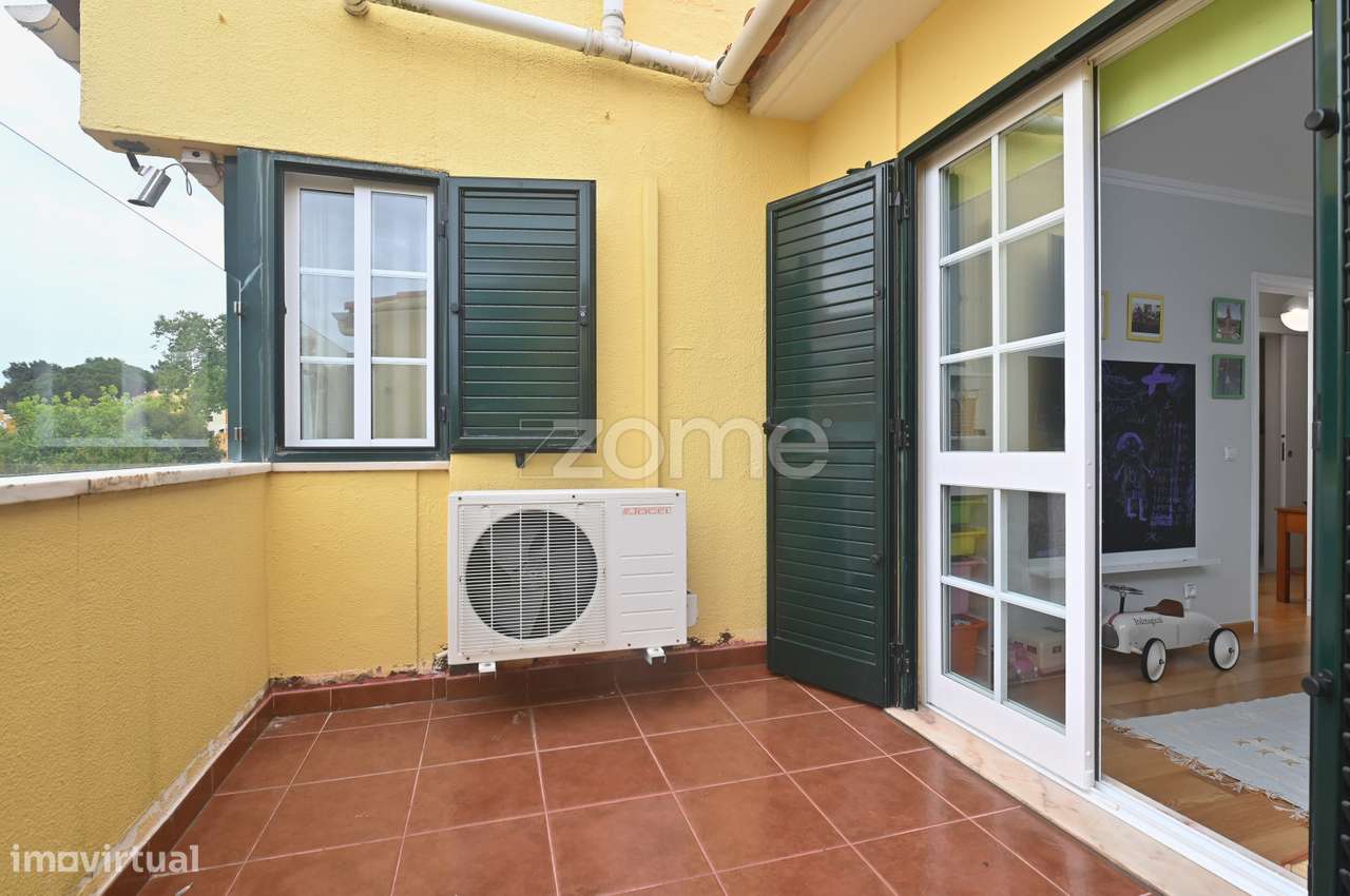 Moradia T3 + 1 remodelada, na Aldeia de Juso (Bairro Chesol)-18