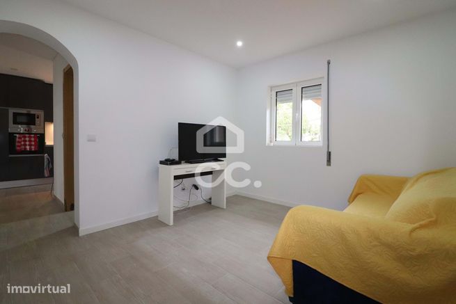 Apartamento T3 com terraço e arrumos em Eiras.-4