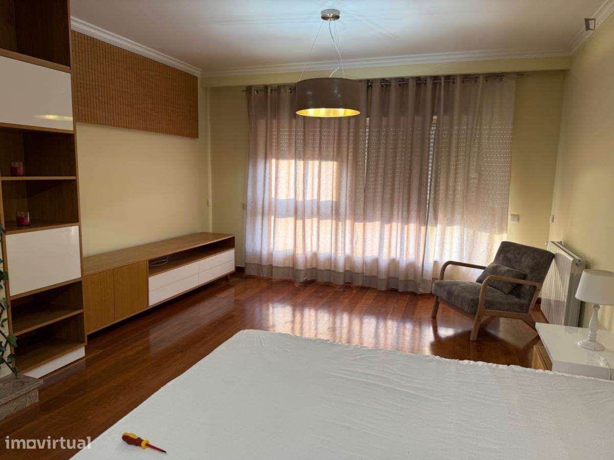 Quarto - localizado em Vermoim Porto - Grande imagem: 4/9