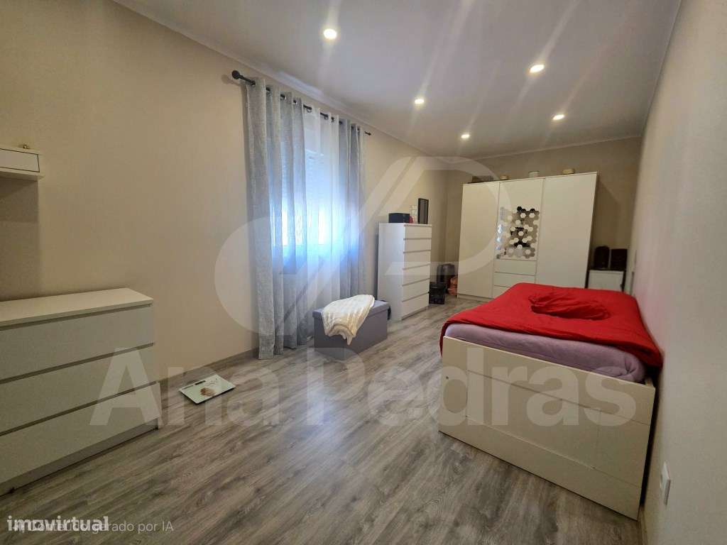 Moradia Bi-Familiar Totalmente Remodelada com Logradouro e Elevado ...-23
