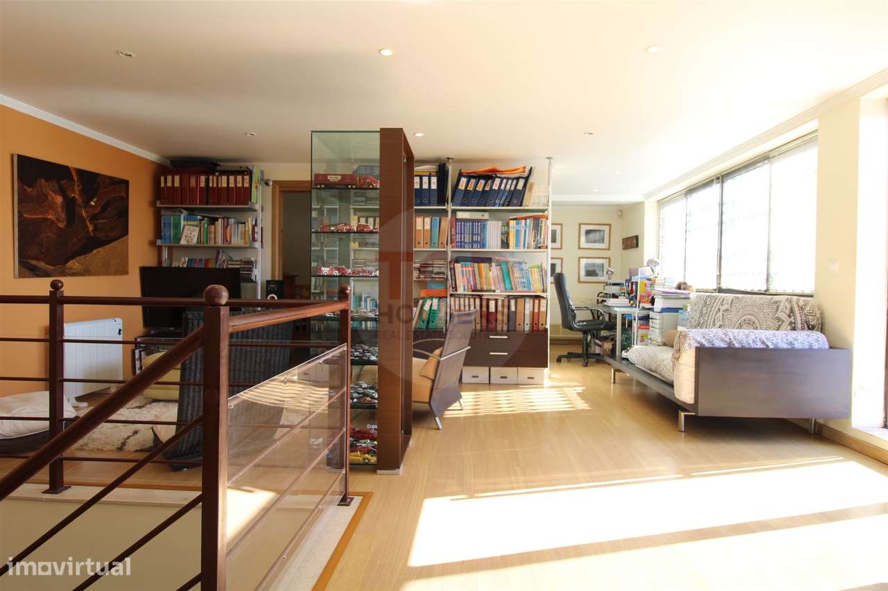 Penthouse T4+1 com Terraço Panorâmico e dois estacionamentos-25