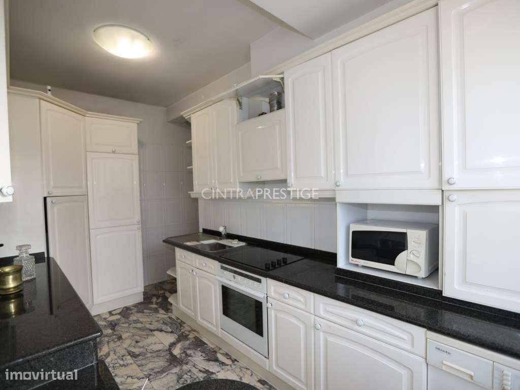 Moradia no Centro de Mafra com 2 Pisos e 2 Garagens.-11