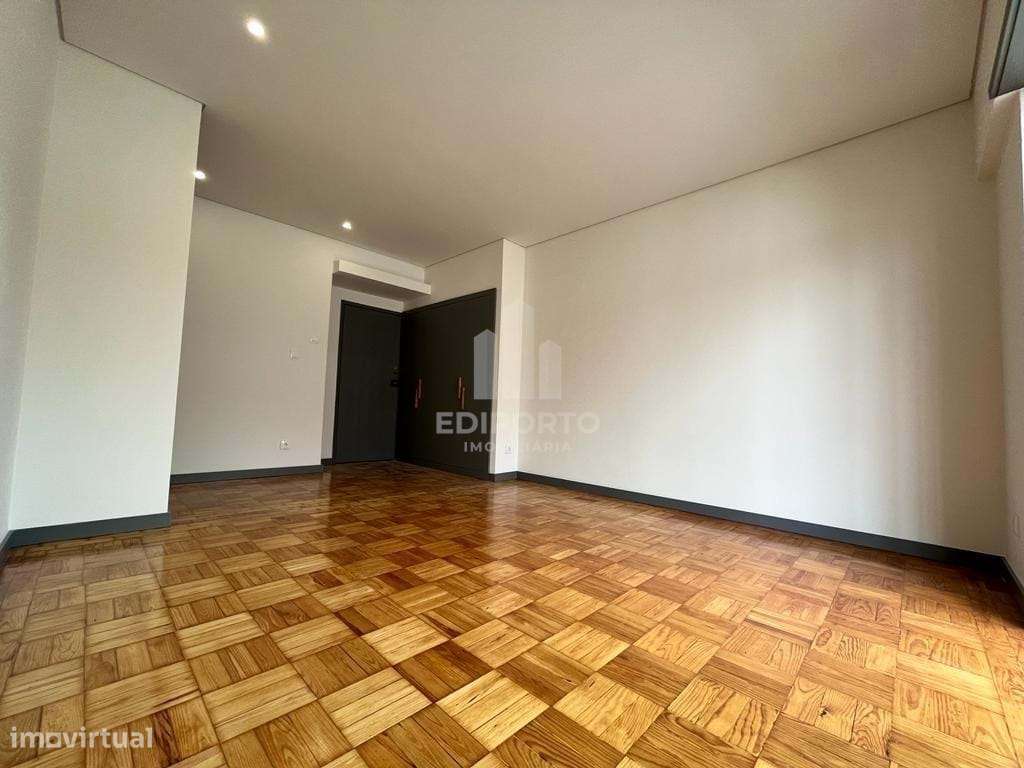 Apartamento T2 remodelado com varanda, à Praça Velásquez e Metro dos C - Grande imagem: 4/15