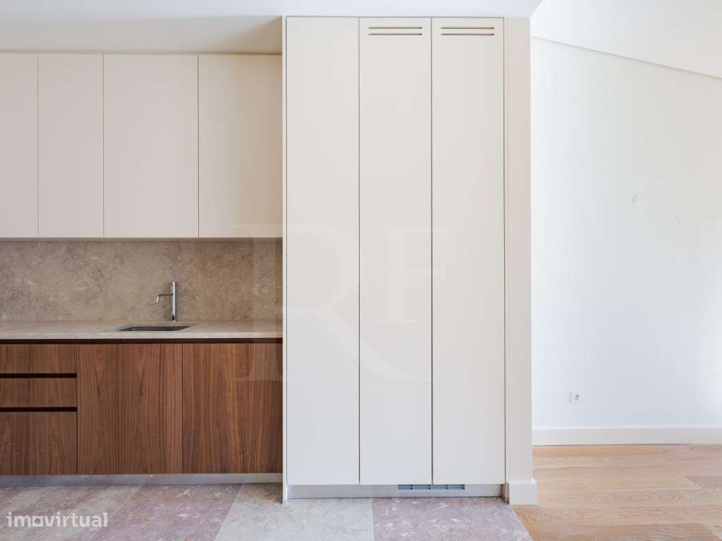 Apartamento T2 com varanda e vista rio em Lisboa-11