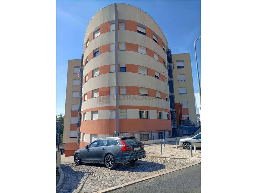 Vende-se Excelente T3 na Pontinha com 2 Lugares de Parqueamento-30