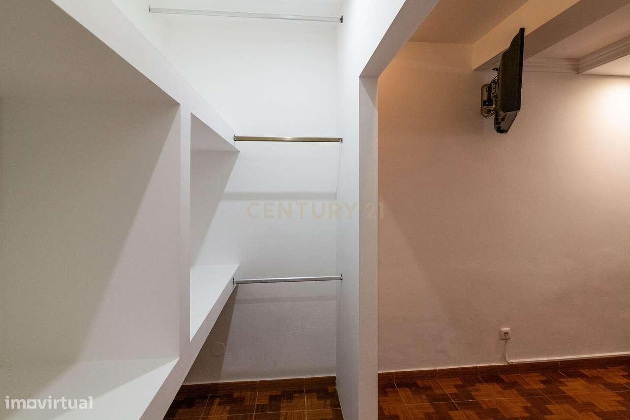 Apartamento T2+1 com Terraço no Centro de Odivelas-18