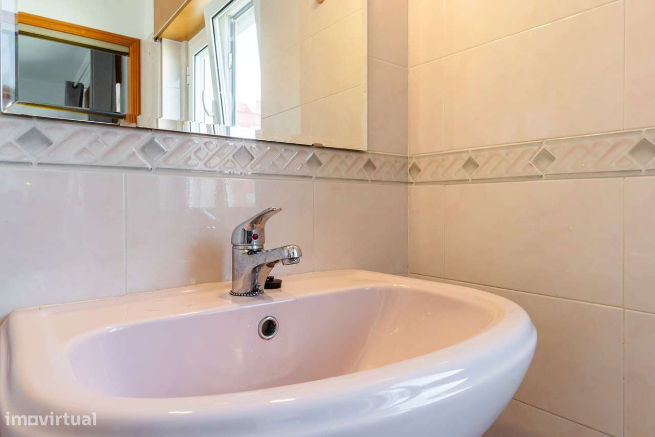 Apartamento T3 convertido em T2 c/ 2 Salas, Semi Remodelado em São Mar-31
