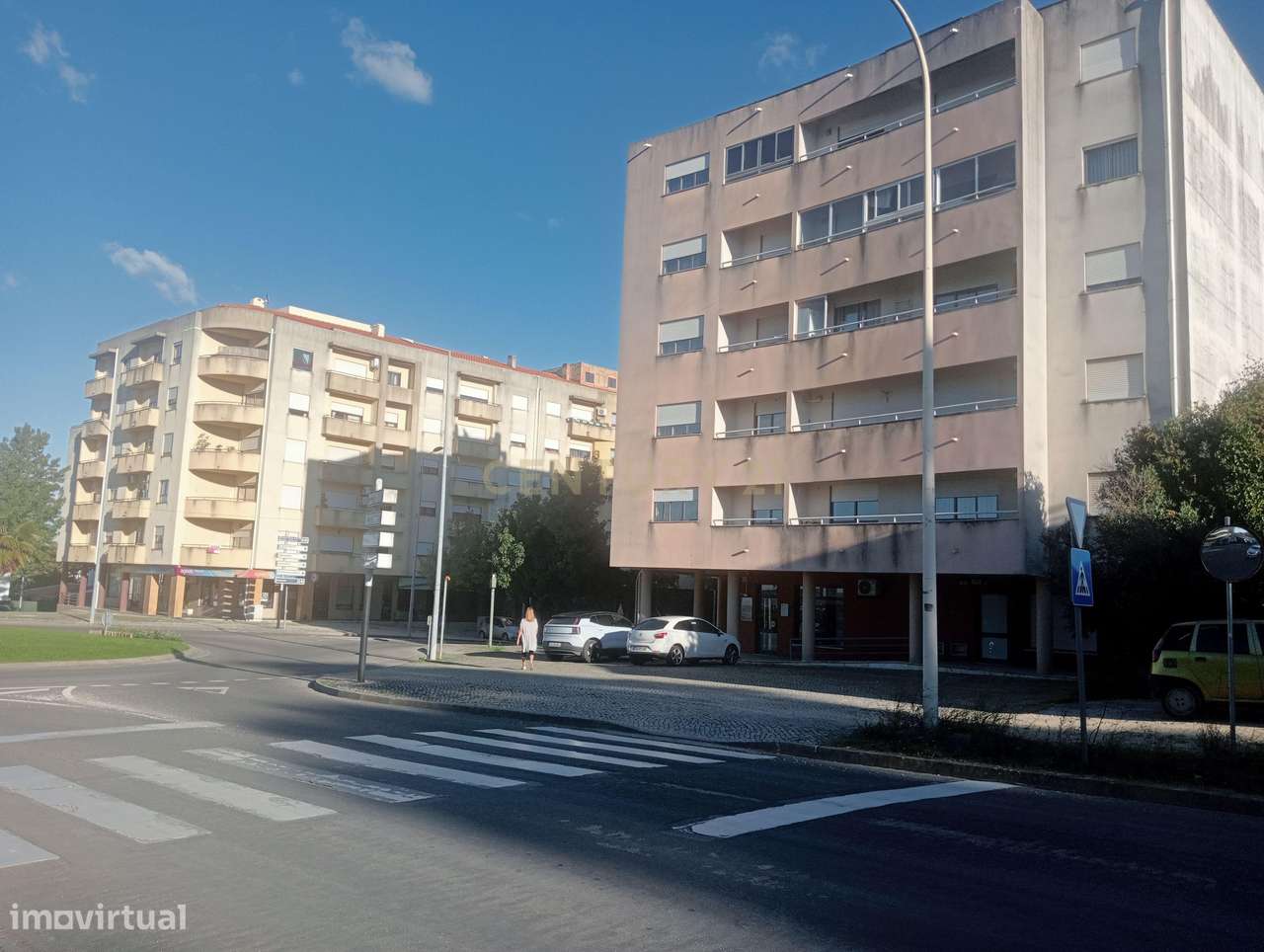 Loja com rendimento garantido a longo prazo e boa localização em Torre-4