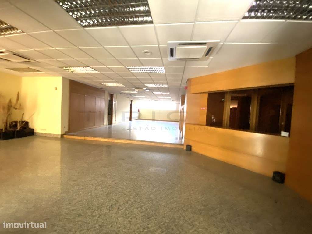 Espaço único de prestígio 3 estacionamento na Avenida 5 de Outubro - Grande imagem: 2/8