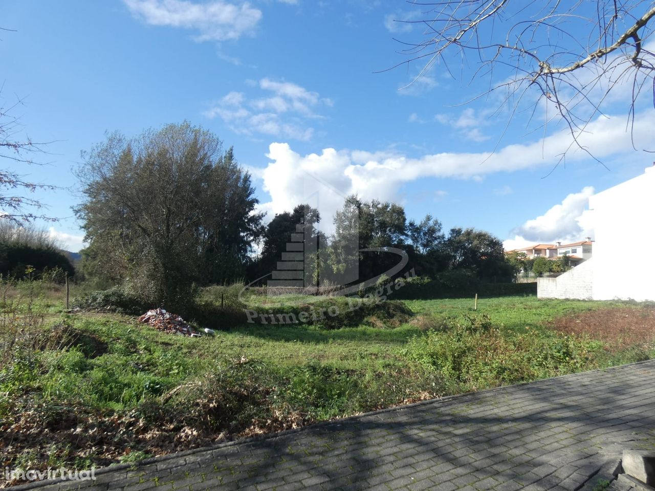 Terreno para construção de moradia de gaveto em Frossos, Braga