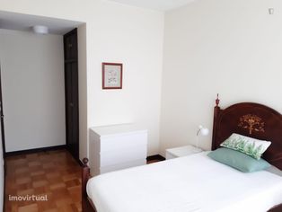 238018 - Quarto com cama de solteiro, com varanda, em apartamento...