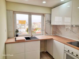 Apartamento T2 totalmente renovado com vista serra em Setúbal