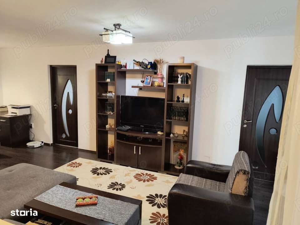 Apartament 3 camere,58mp,balcon 4mp,parcare,zona Terra - Imagine principală: 1/10