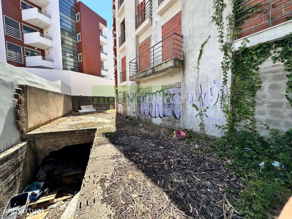Prédio Devoluto com Grande Potencial no centro de Mem Martins-4