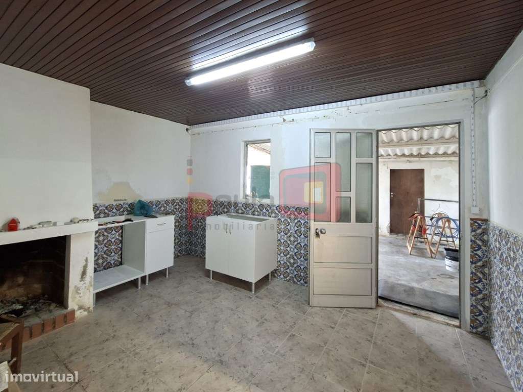 MORADIA POR RECUPERAR EM TERRENO COM 700M2 - FAIAS - Grande imagem: 2/25