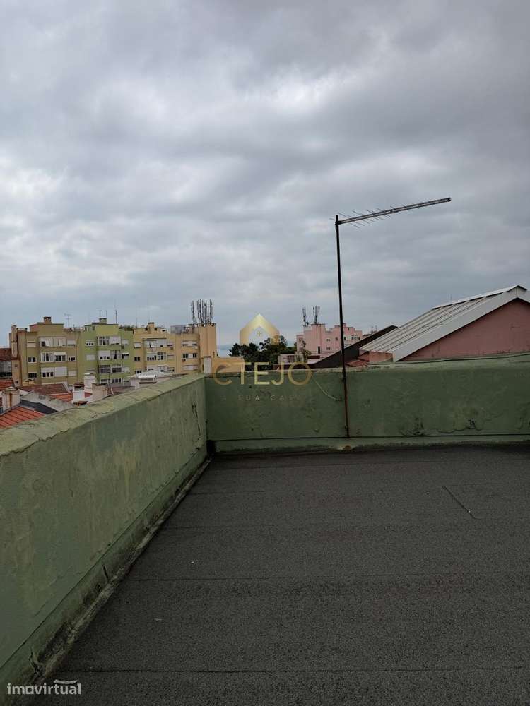 Apartamento T3 com vistas urbanas em Penha de França, Lisboa-15