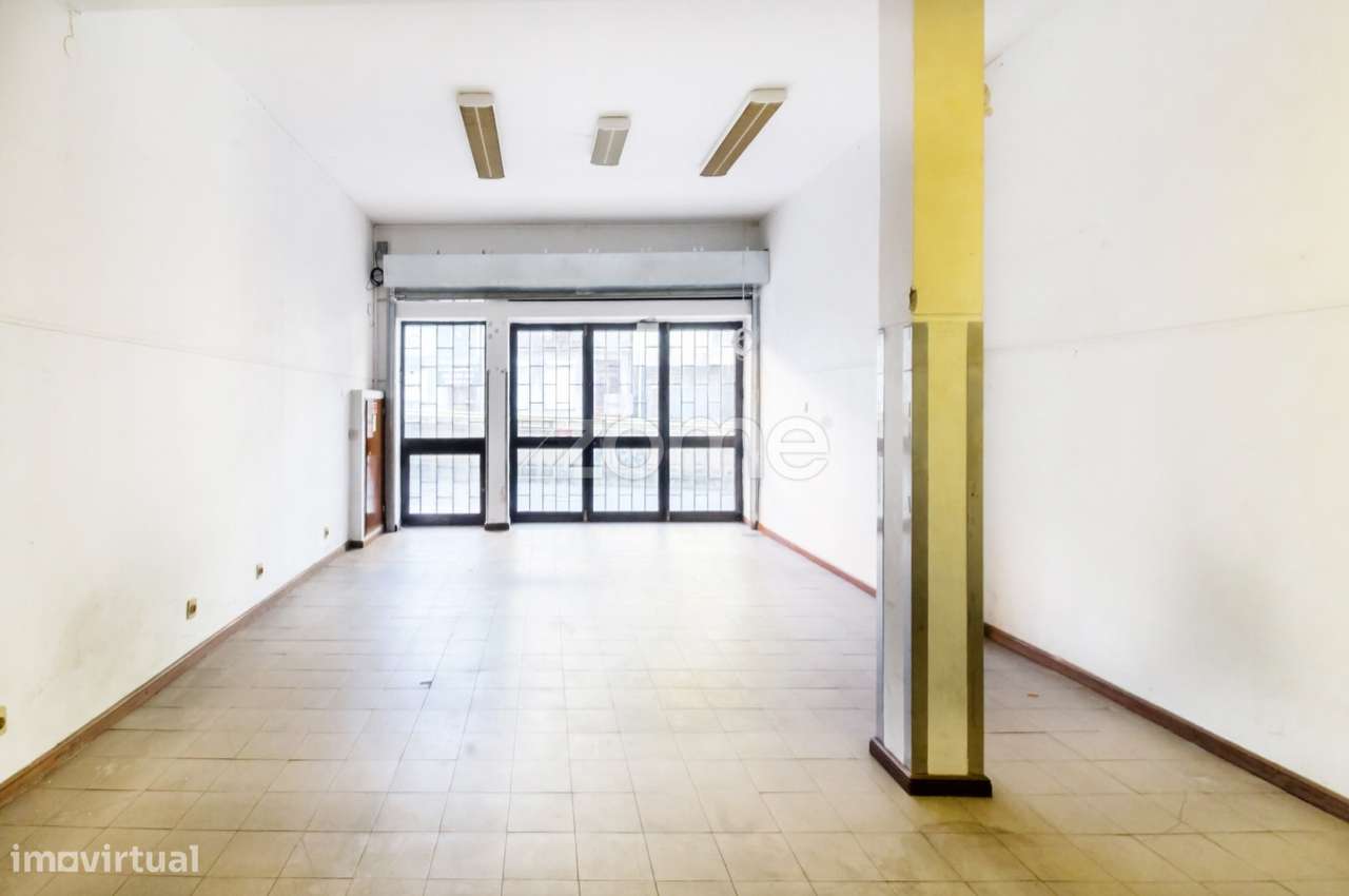 Loja com 2 pisos na Rua Faria Guimarães, Porto - Para investimento - Grande imagem: 3/32