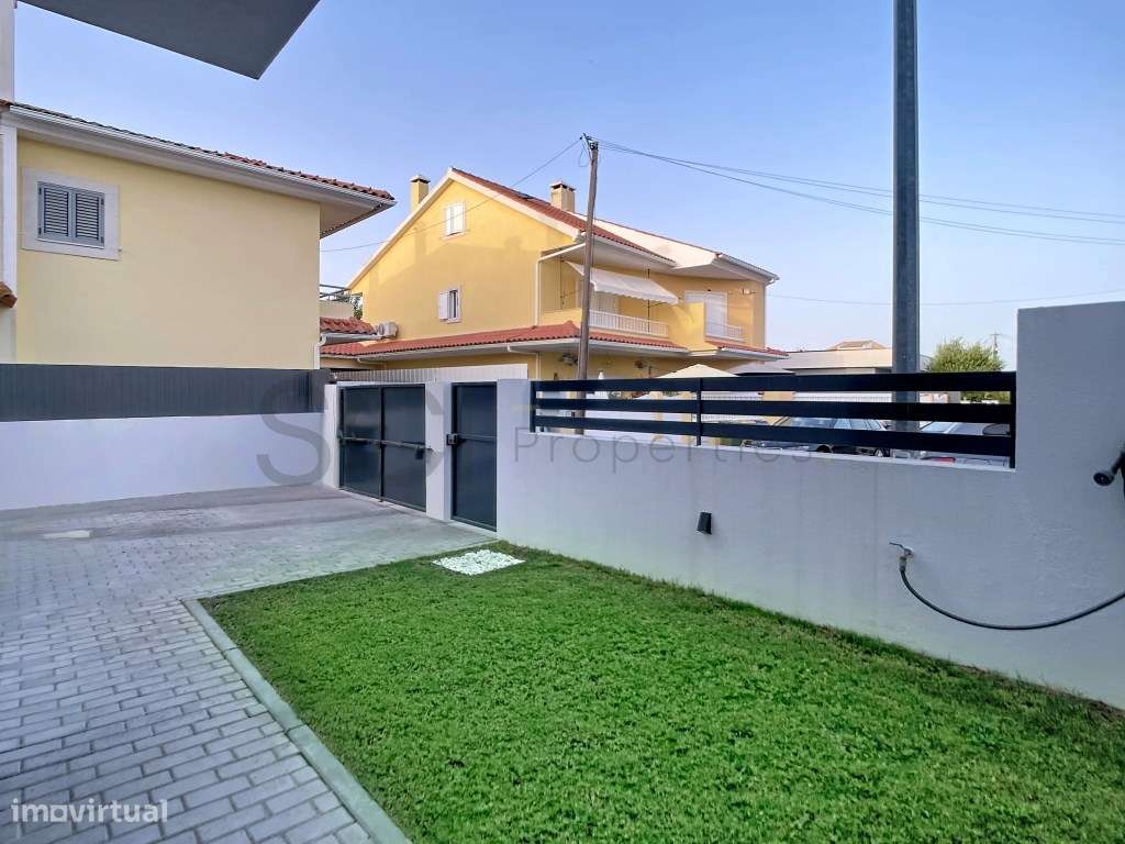 Moradia T3 Como Nova, com Garagem e Piscina em Fernão Ferro-52