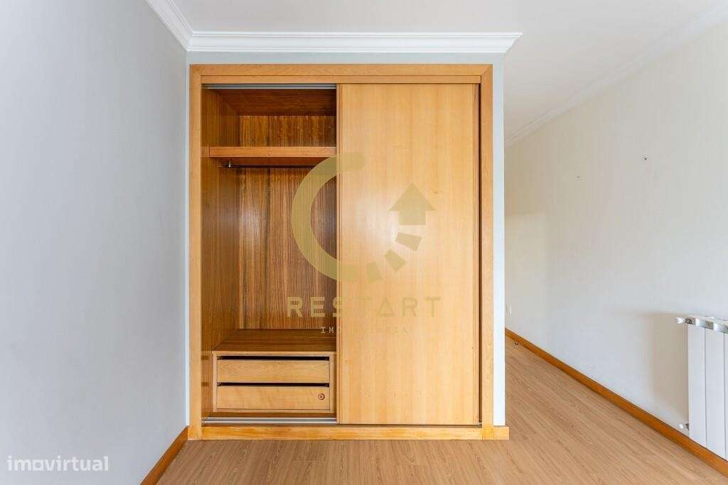 Apartamento T3 com excelente exposição solar, box fechada e junto ao m-36