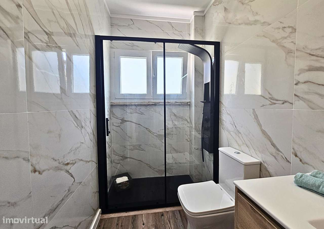 T2 totalmente remodelado com 3 roupeiros e varandas | Agualva-19