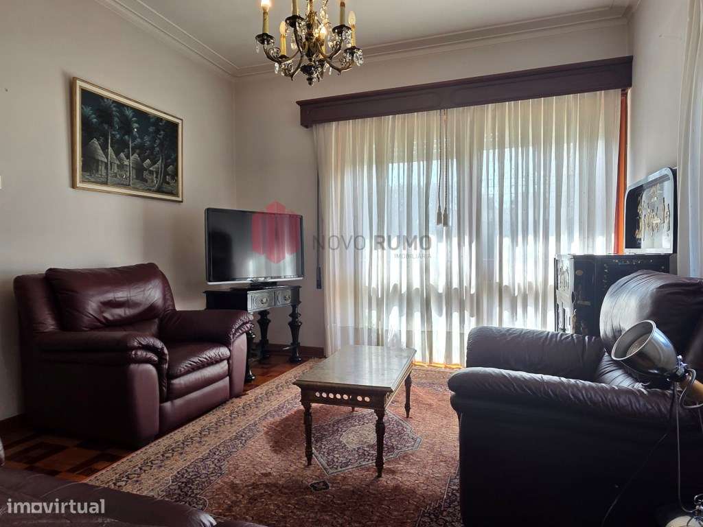 Moradia T6 de 4 frentes em Nogueira da Maia Excelente estado, áreas...-14