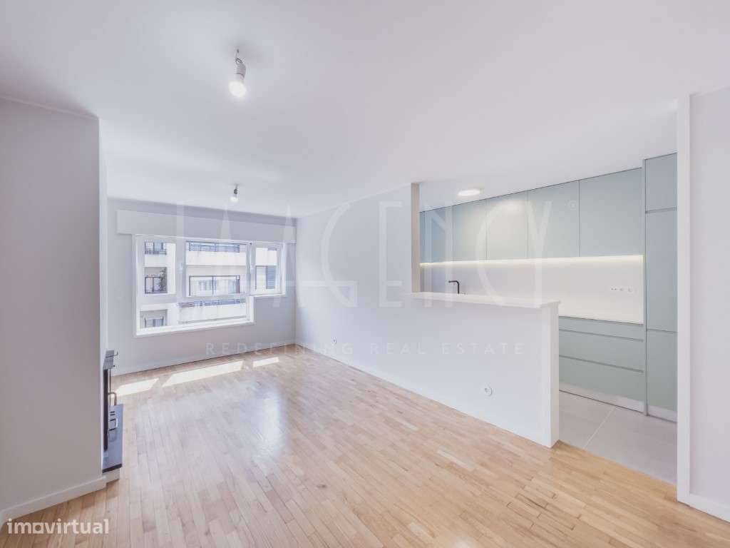 T2 reabilitado, frente à Praça Rainha D. Amélia. - Grande imagem: 2/39