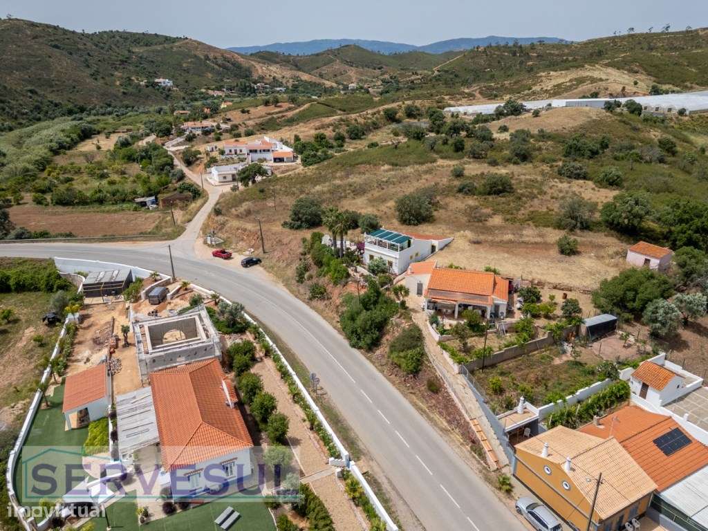 Charmosa moradia de 2 quartos de 121 m², inserida num terreno com 2...-50