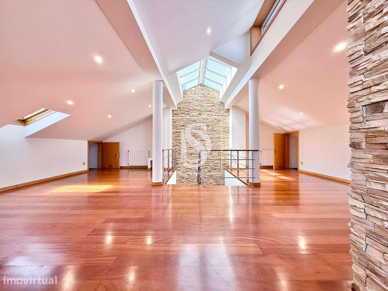 Moradia T4 de Luxo em Valongo com Jardim, Domótica e Acabamentos de Al-21