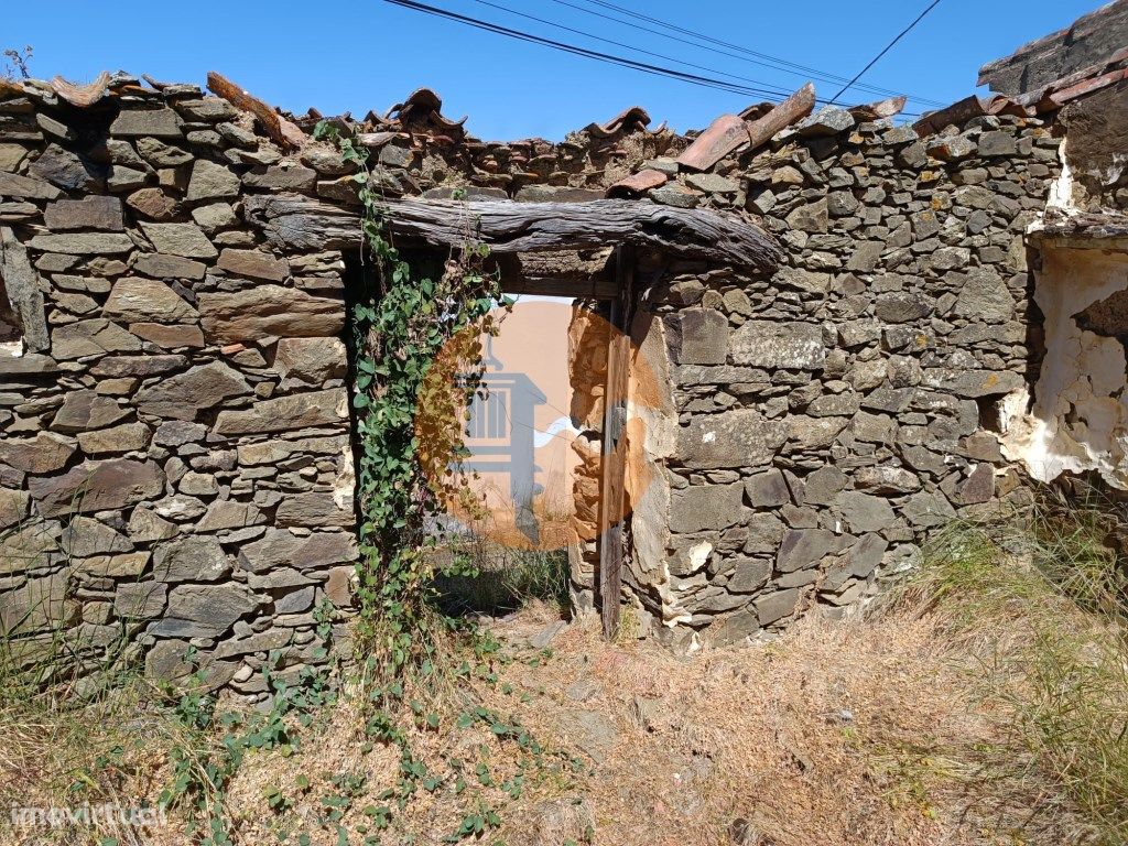 MORADIA EM PEDRA COM QUINTAL PARA RECONSTRUIR - TORNEIRO ...