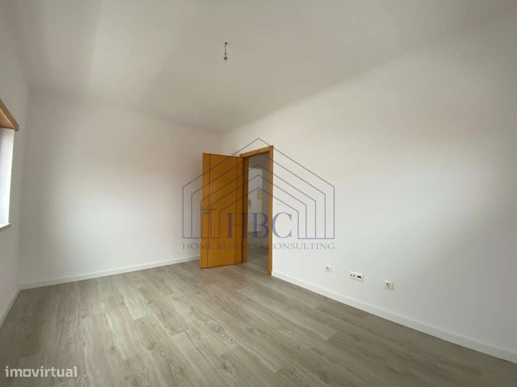 Moradia T5 Moderna e Remodelada no Feijó - Espaço, Conforto e Exclu...-42