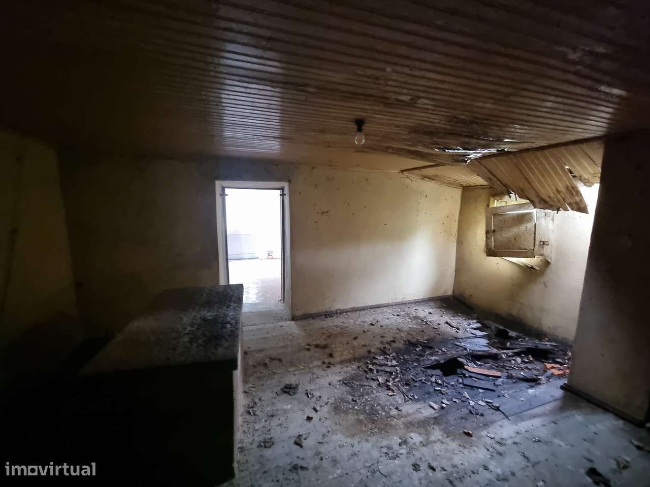 Moradia para restauro com elevado potencial de investimento-10