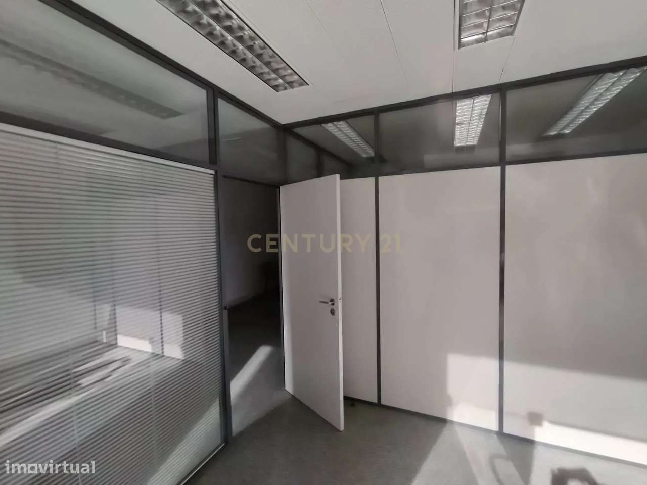 Espaço amplo com duas frentes em Mem Martins - Grande imagem: 4/15