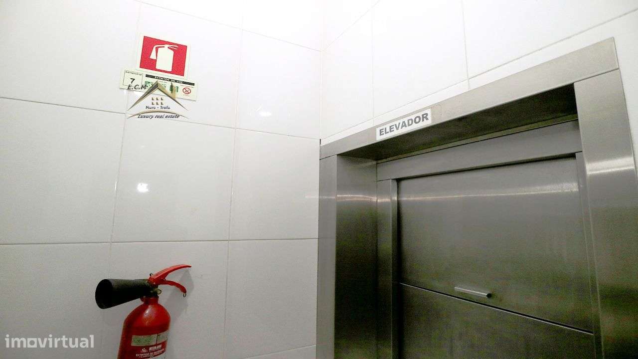 Restaurante "Castelo da Maia" Localizado em Zona Industrial,-39