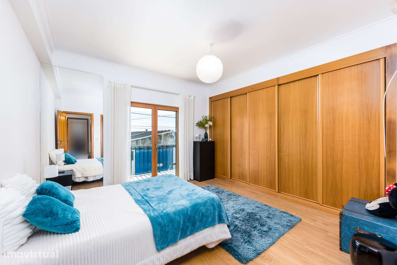 Moradia Isolada com 5 quartos| 2 Suite | Garagem e Sótão | 5m Metro-24