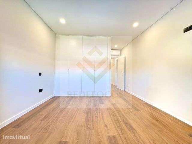 Moradia T4 de Luxo com Piscina e Jardim em Esmoriz-27
